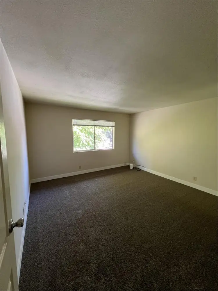Large spacious bedroom in concond