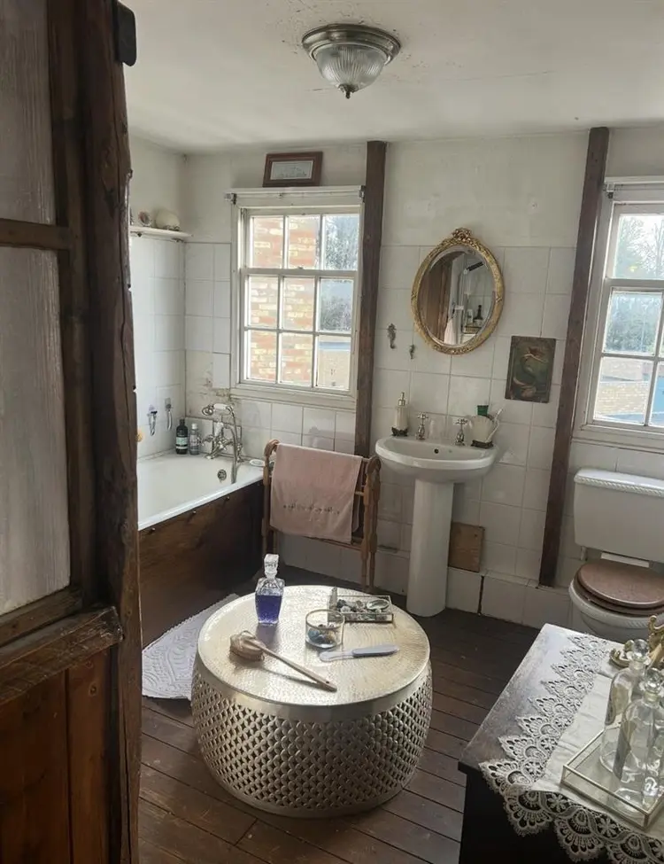 2 rooms available in cottage