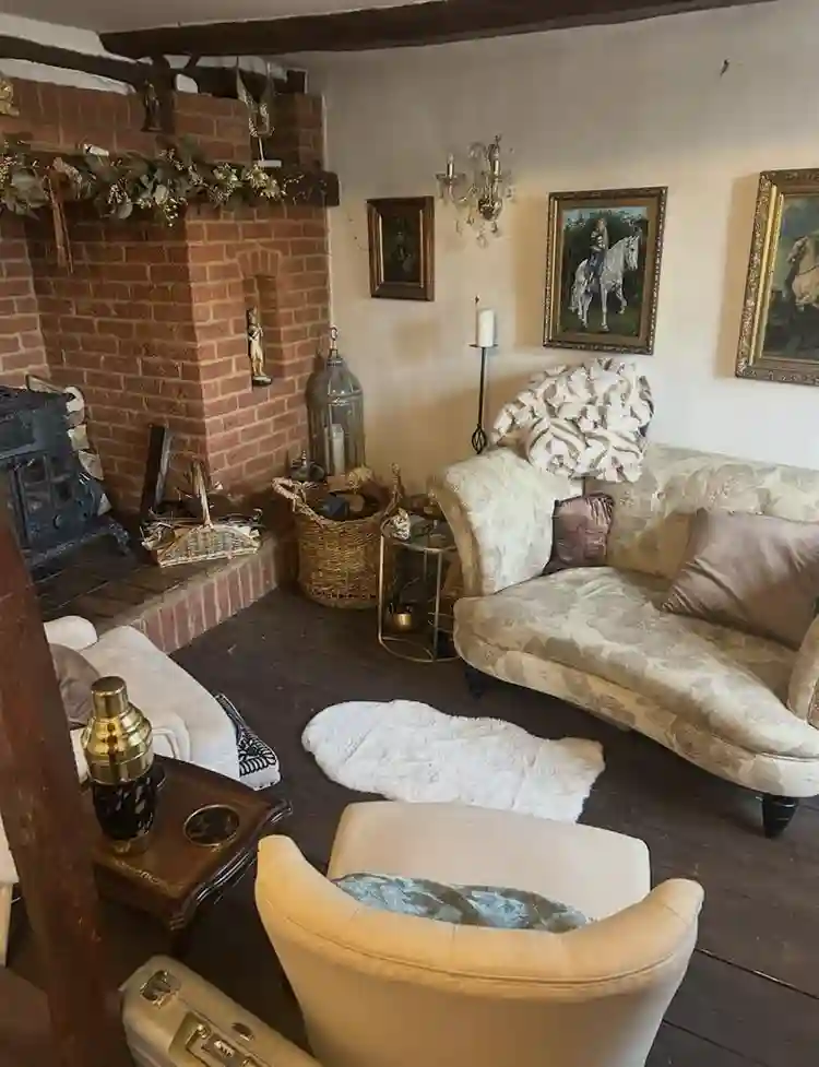 2 rooms available in cottage