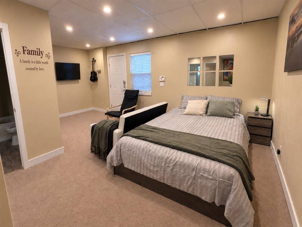 Quite Private Basement Room