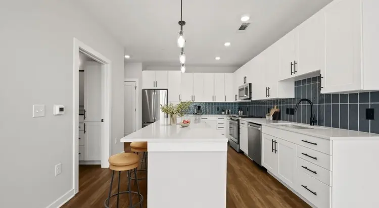 1 BR 1 BA Lease Takeover South End