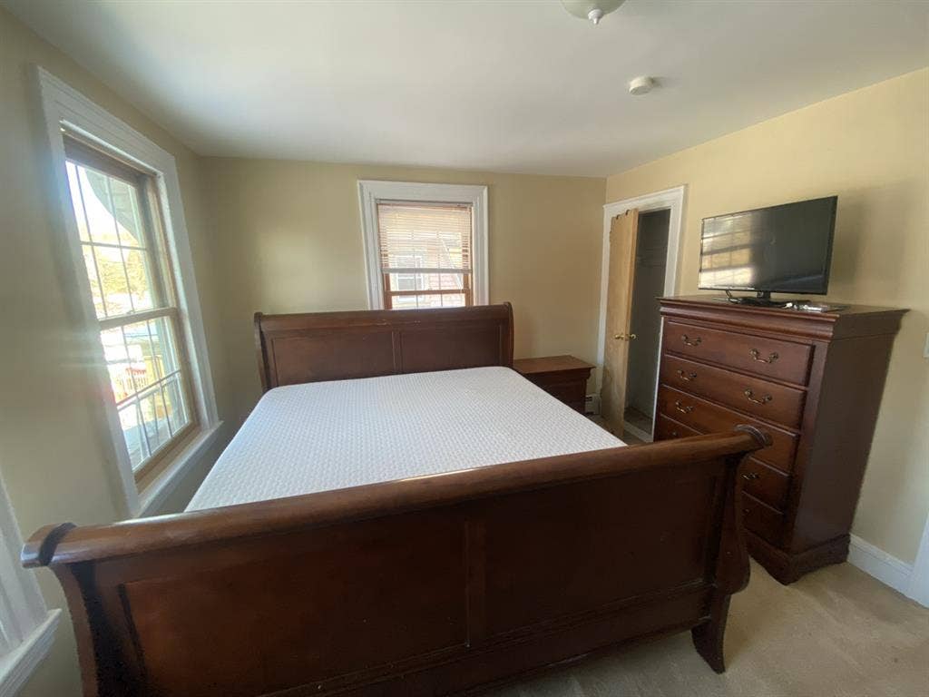 King size bed Room for rent