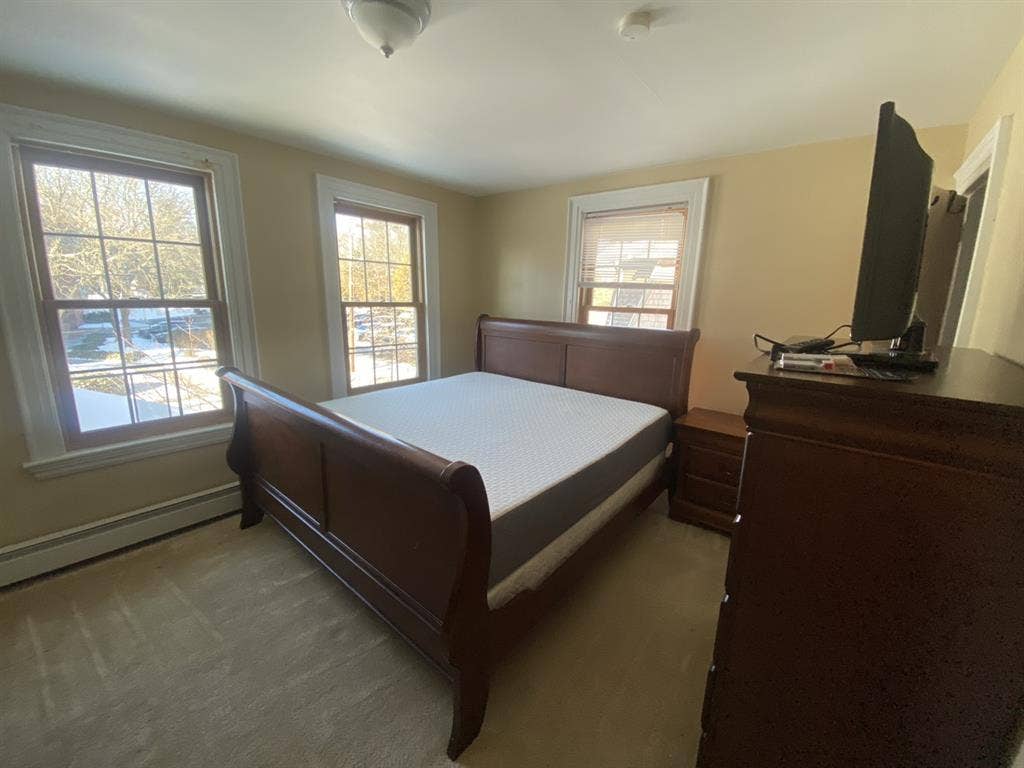 King size bed Room for rent