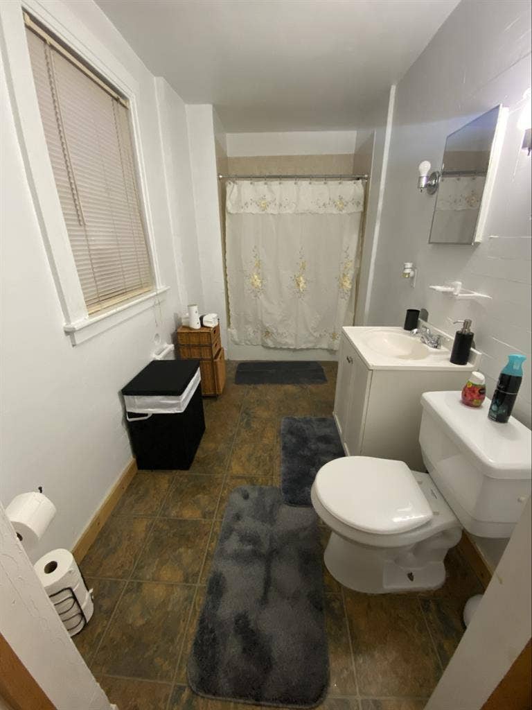 King size bed Room for rent