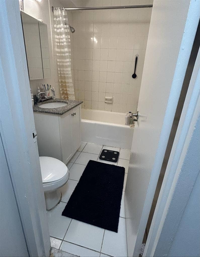 Room available in a 2B1B in Newport