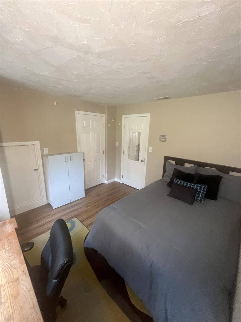 ROOM AVAILABLE FOR RENT