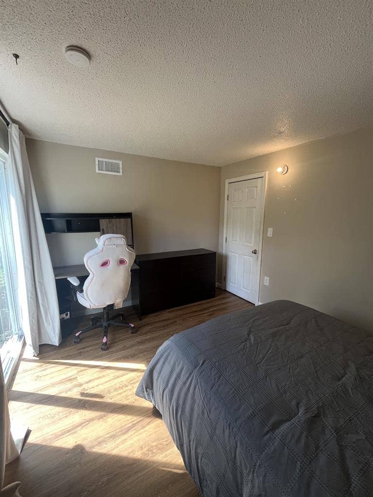ROOM AVAILABLE FOR RENT