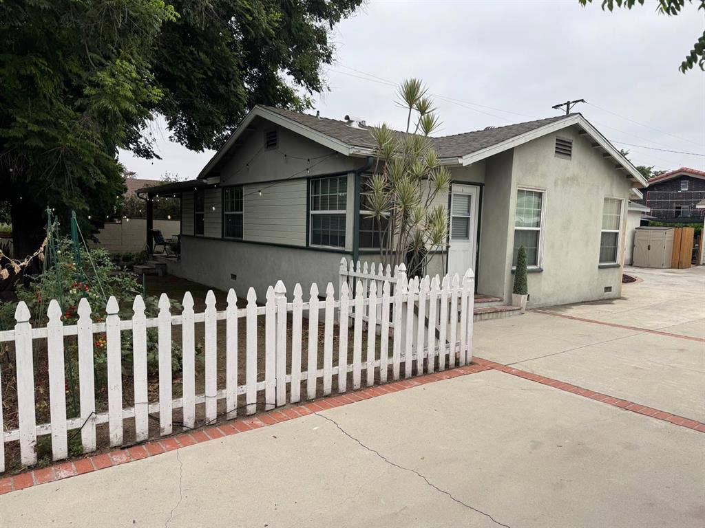 Spacious Room in E Pasadena House