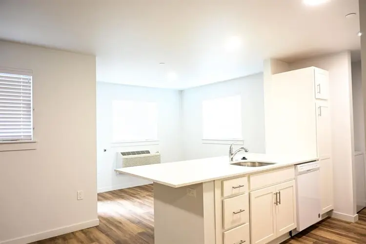 Couple looking for temporary roomie