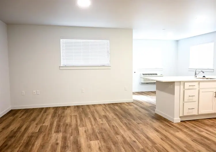 Couple looking for temporary roomie