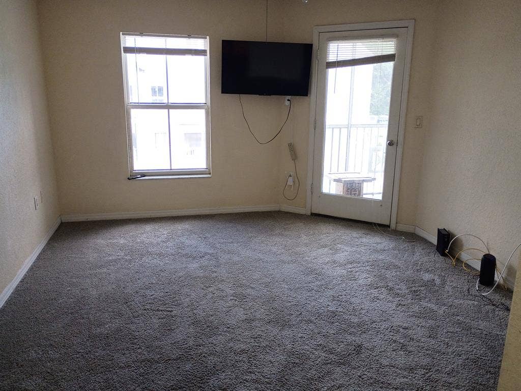 Spacious 1 Bedroom in Townhouse