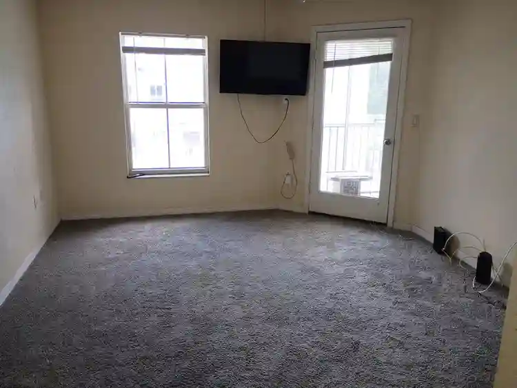 Spacious 1 Bedroom in Townhouse