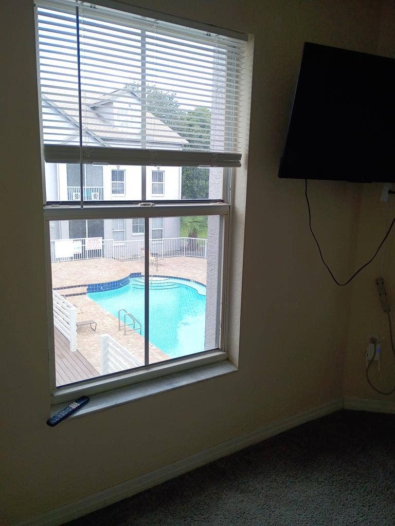 Spacious 1 Bedroom in Townhouse
