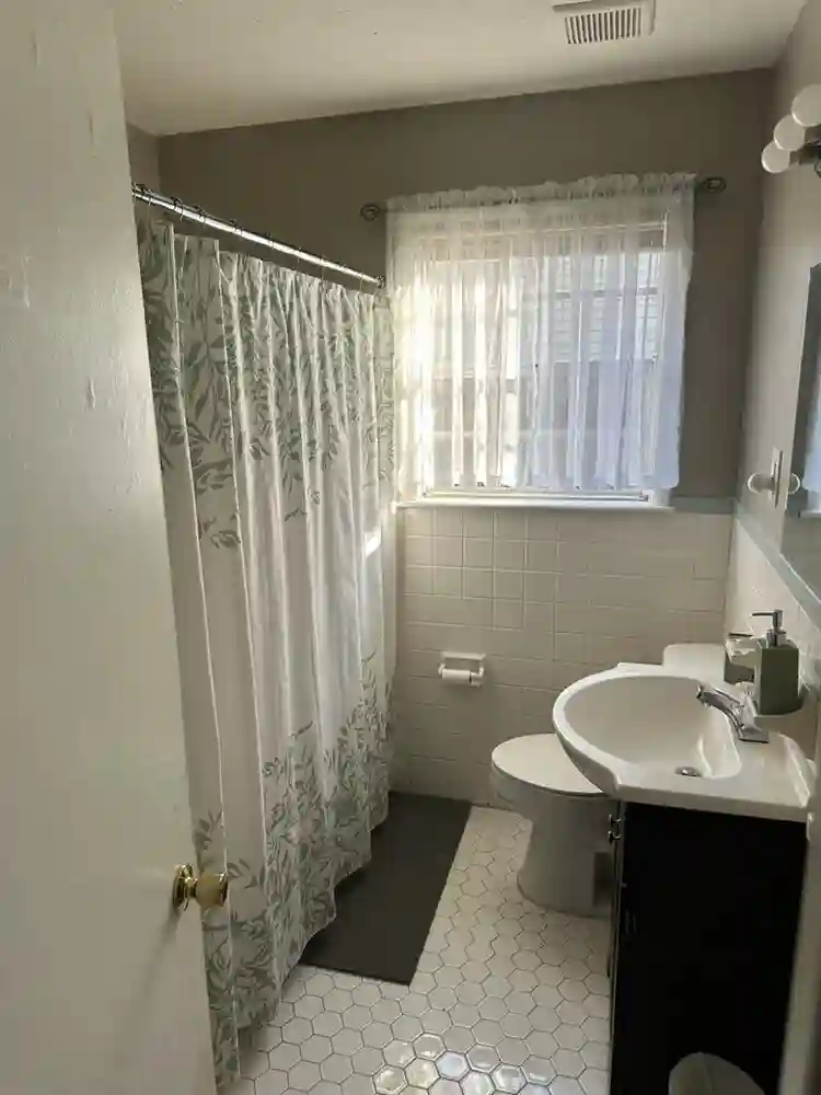 Bedroom in quiet neighborhood