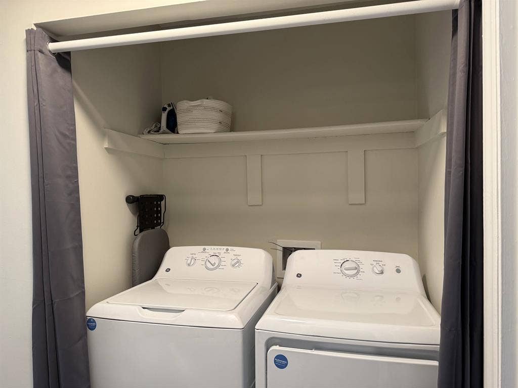 2BD/1BA Near Caromont for $1095+!