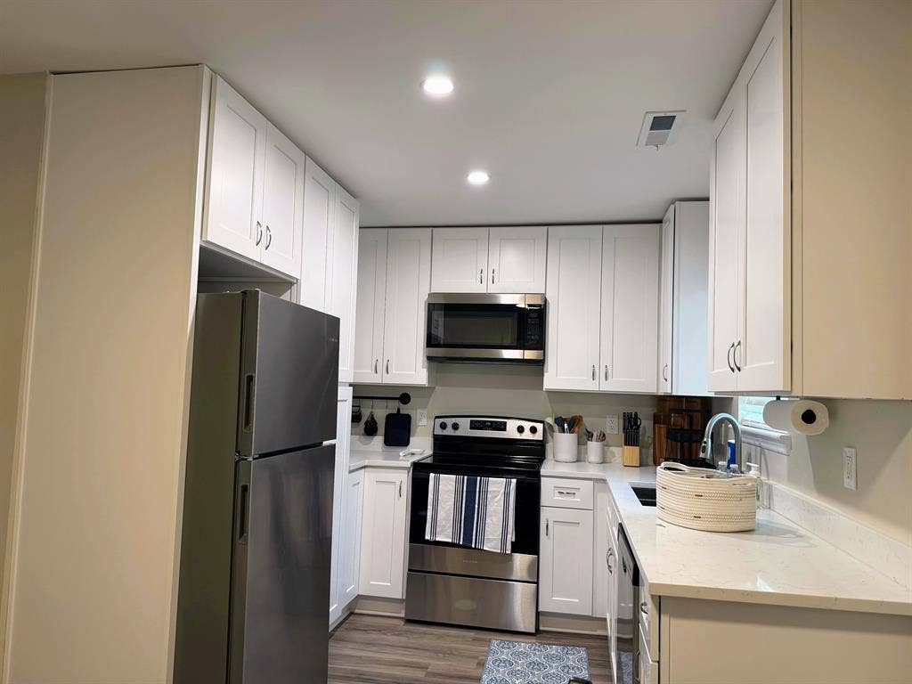2BD/1BA Near Caromont for $1095+!
