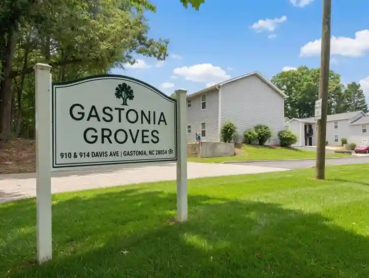 2BD/1BA Near Caromont for $1095+!