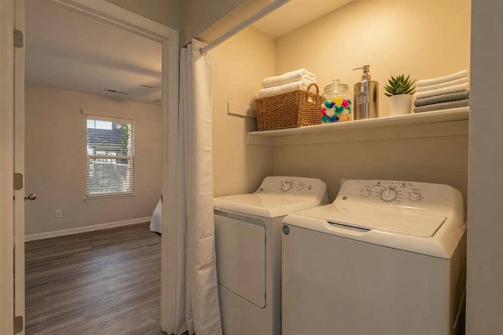 2BD/1BA Near Caromont for $1095+!