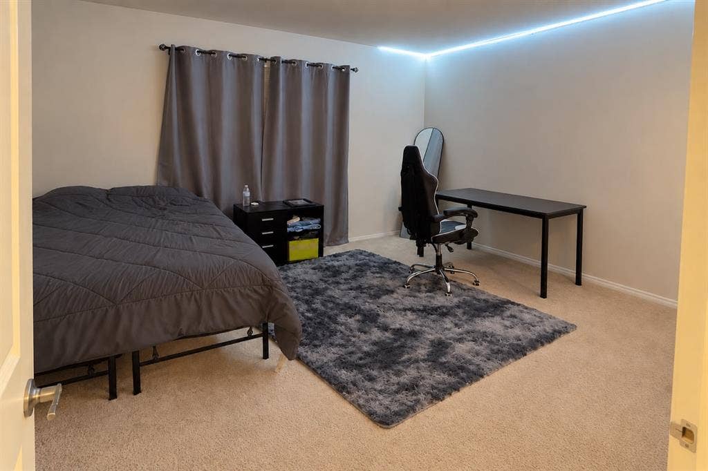 Private Room & Bath W Util - $800/m