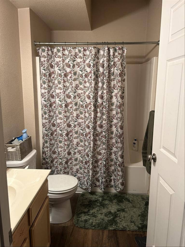 LOOKING FOR FEMALE ROOMMATE