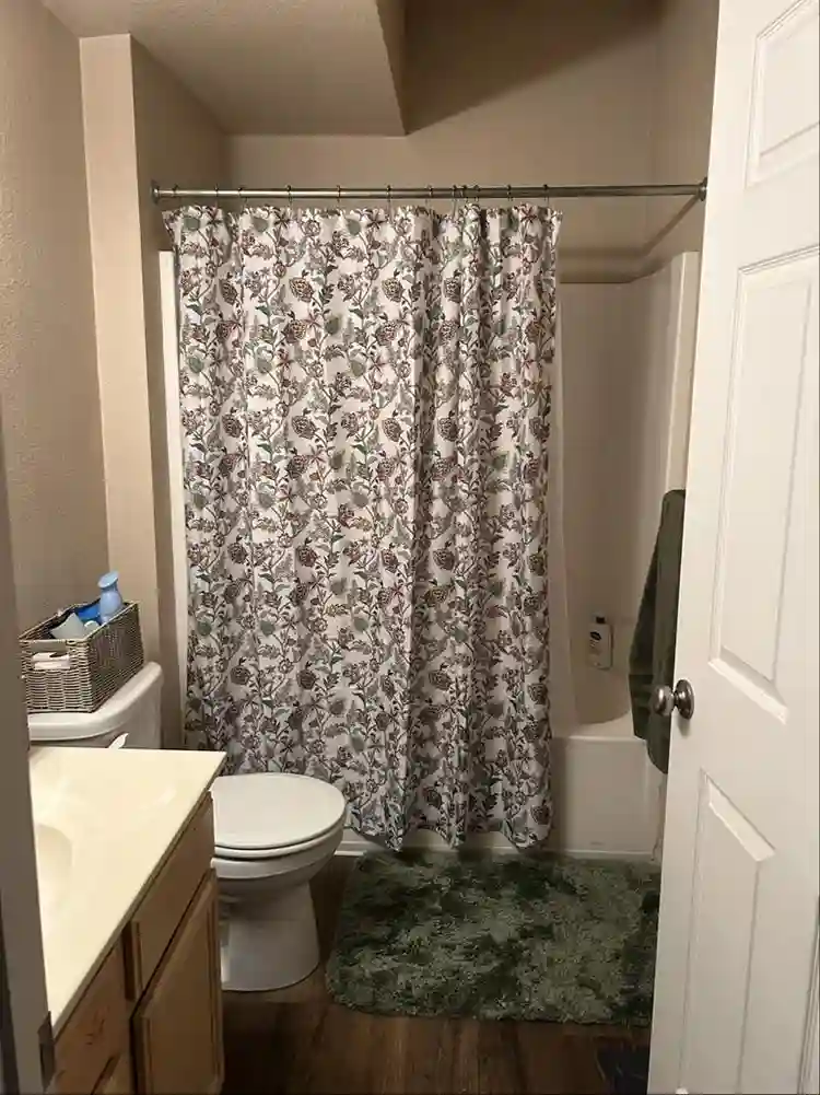 LOOKING FOR FEMALE ROOMMATE