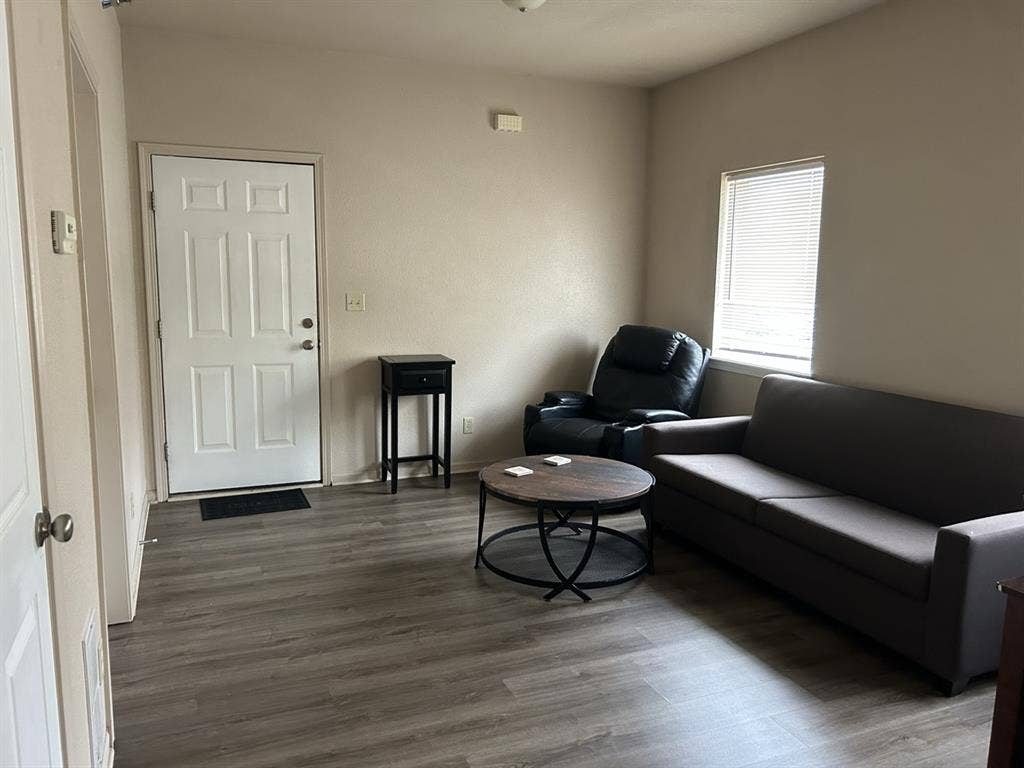 LOOKING FOR FEMALE ROOMMATE