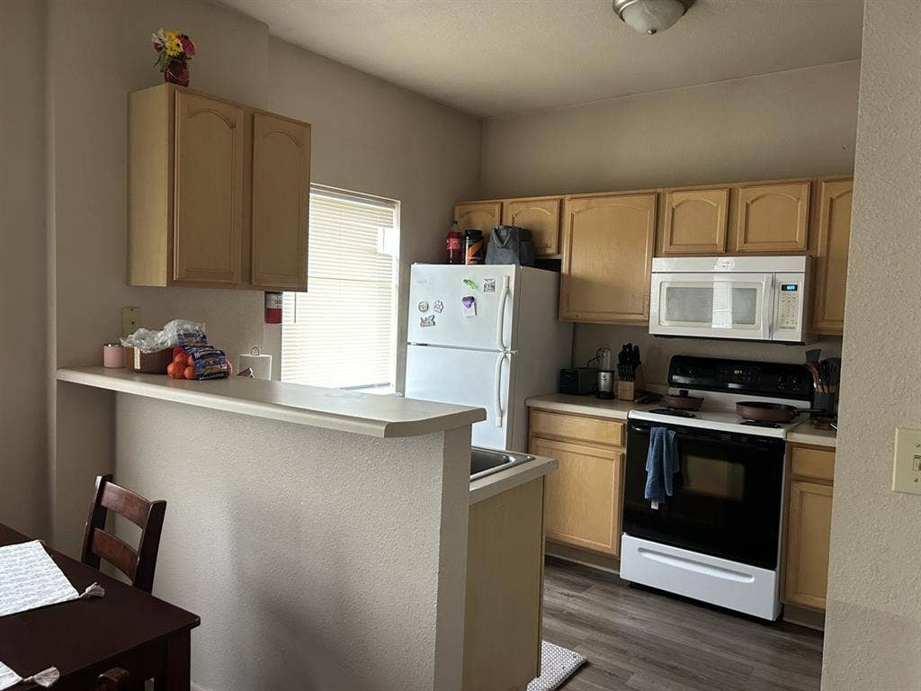 LOOKING FOR FEMALE ROOMMATE