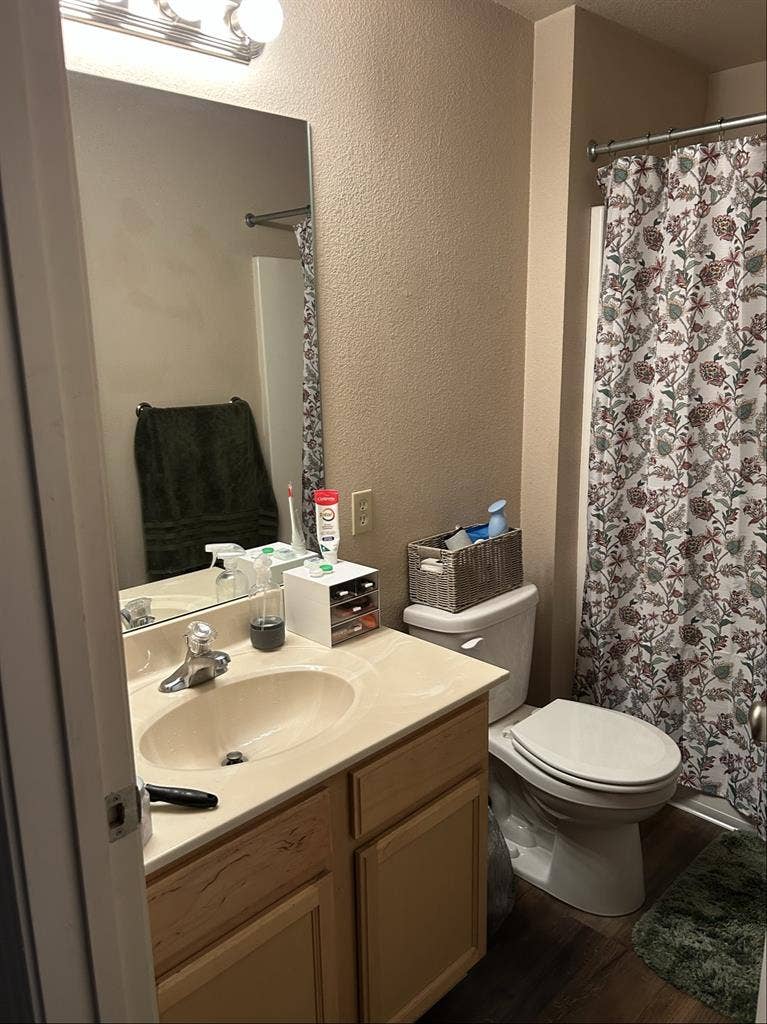 LOOKING FOR FEMALE ROOMMATE