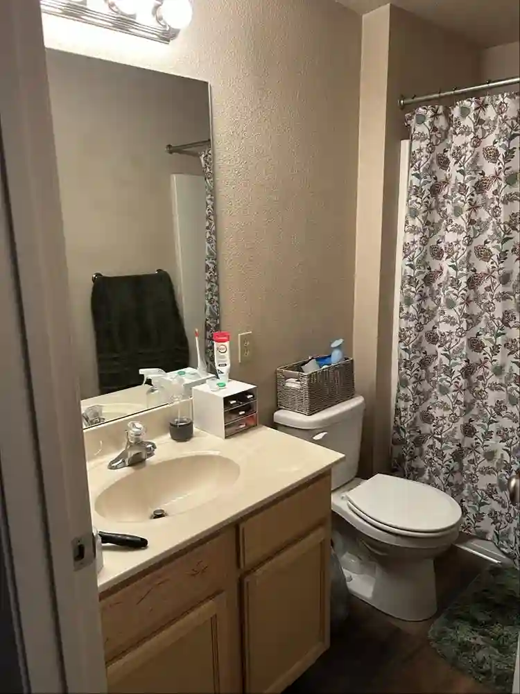LOOKING FOR FEMALE ROOMMATE