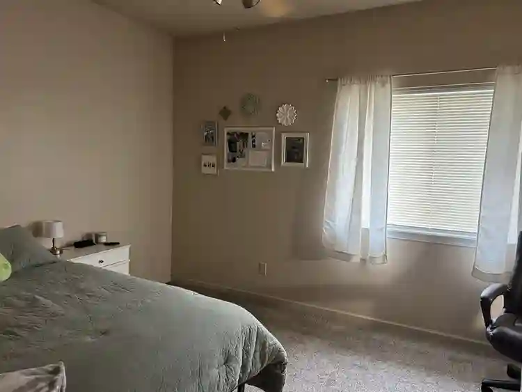LOOKING FOR FEMALE ROOMMATE