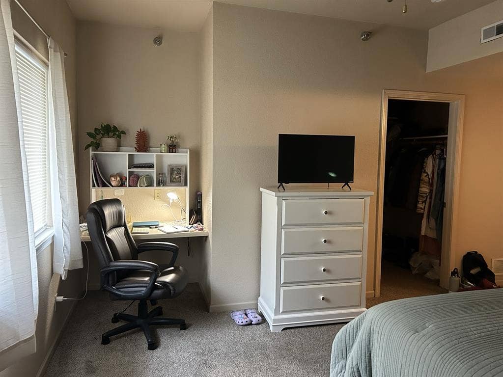 LOOKING FOR FEMALE ROOMMATE