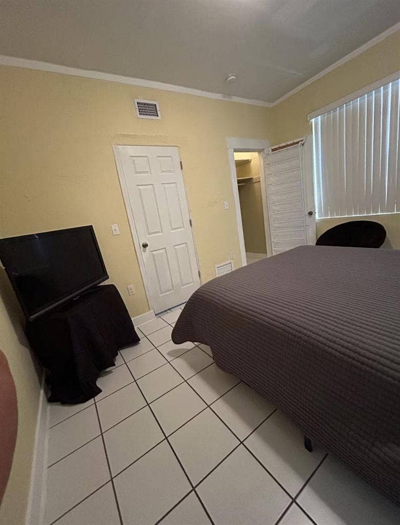 Master Room 5 min to Brickell