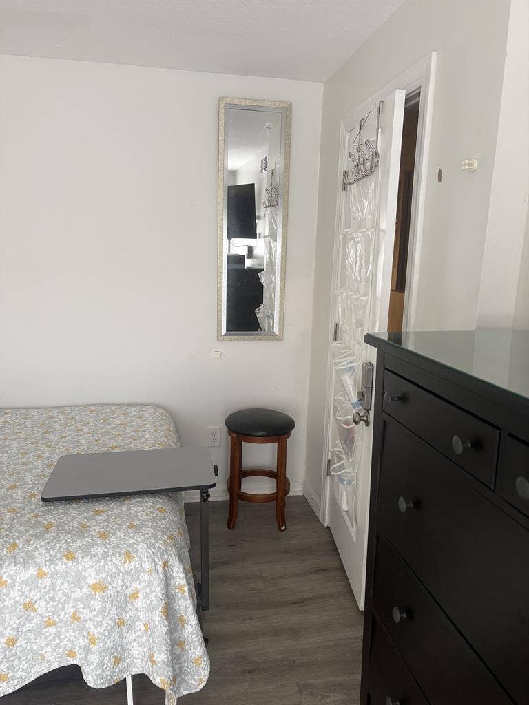 Sunrise Large room for rent