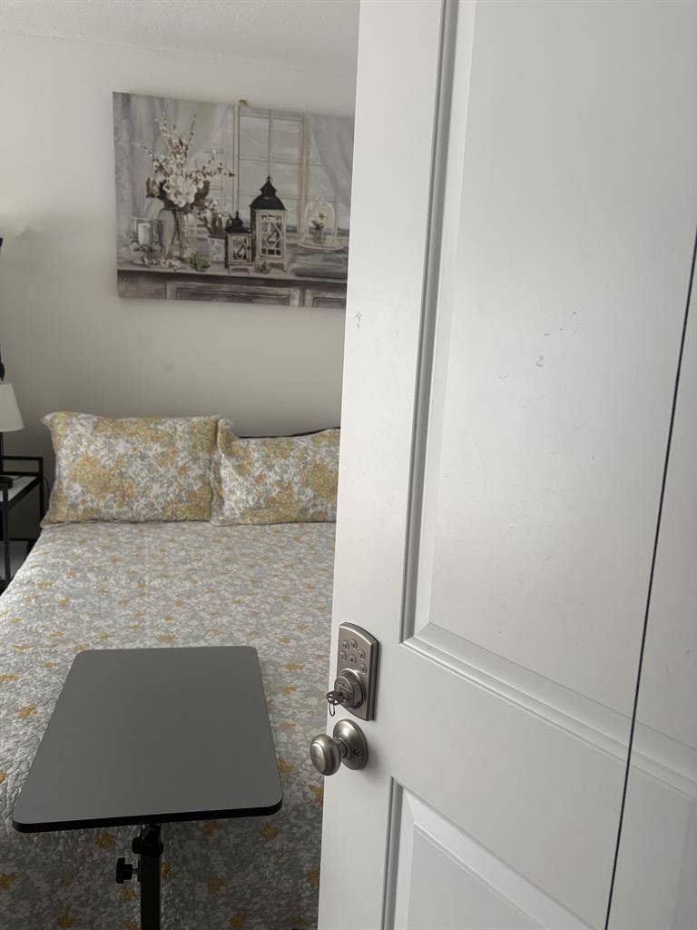 Sunrise Large room for rent