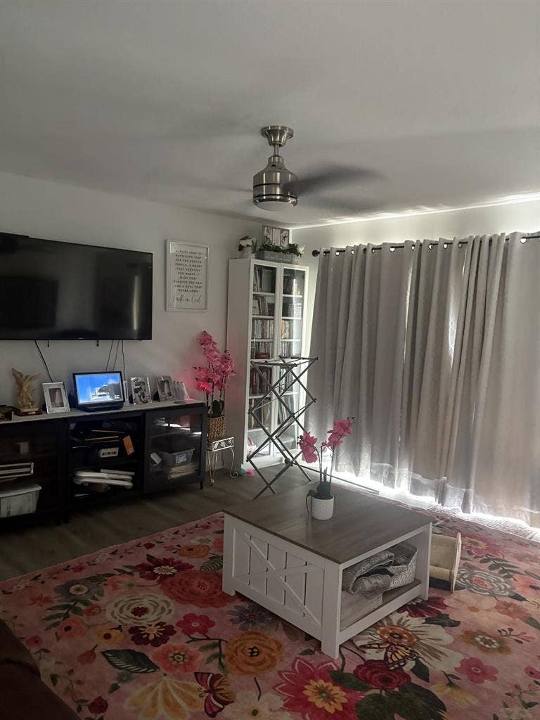 Sunrise Large room for rent