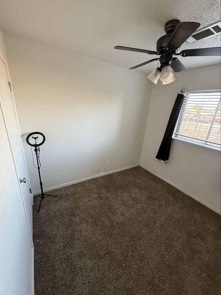 Private Room in Hanford!