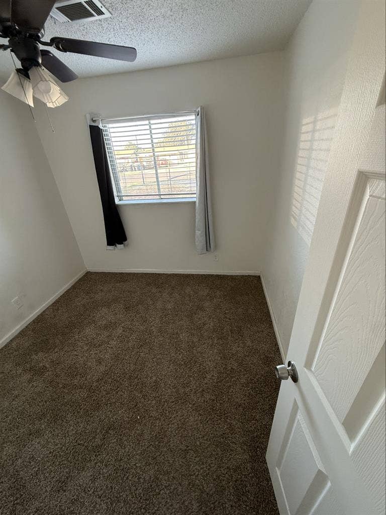 Private Room in Hanford!