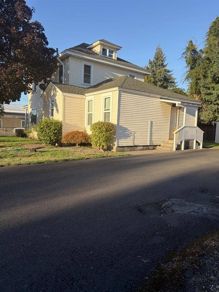 Looking for 1 roommate