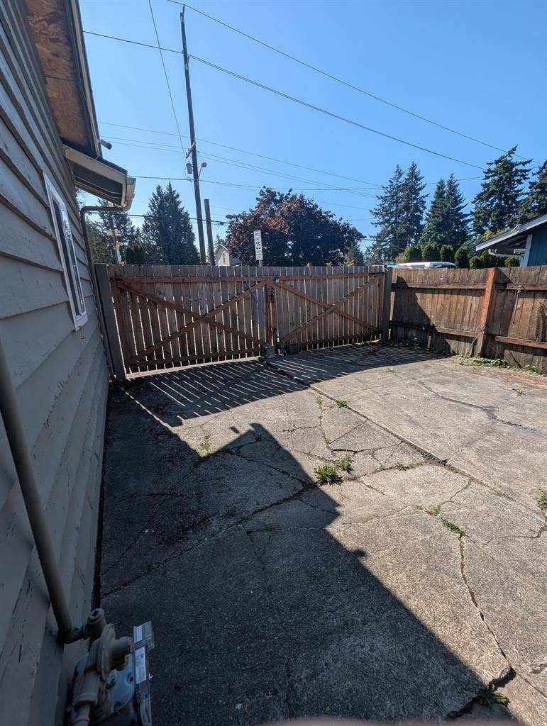 Private bath and big yard in Auburn