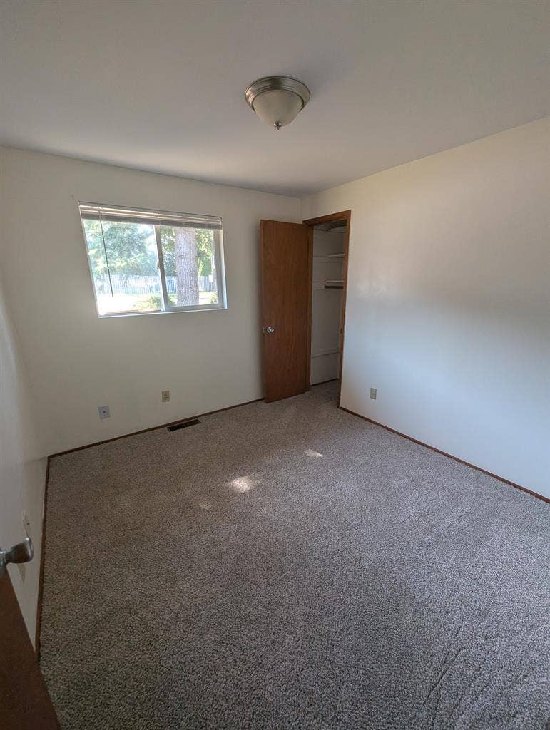 Private bath and big yard in Auburn