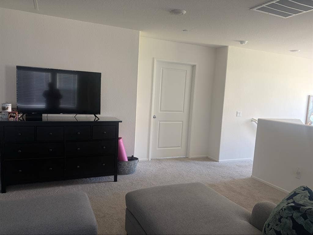 Looking for roommate (: