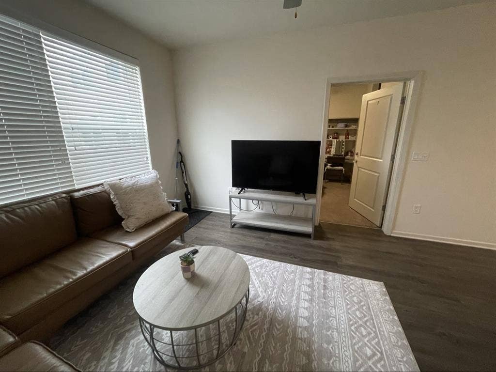 ROOM TO SUBLEASE. MOVE IN ASAP