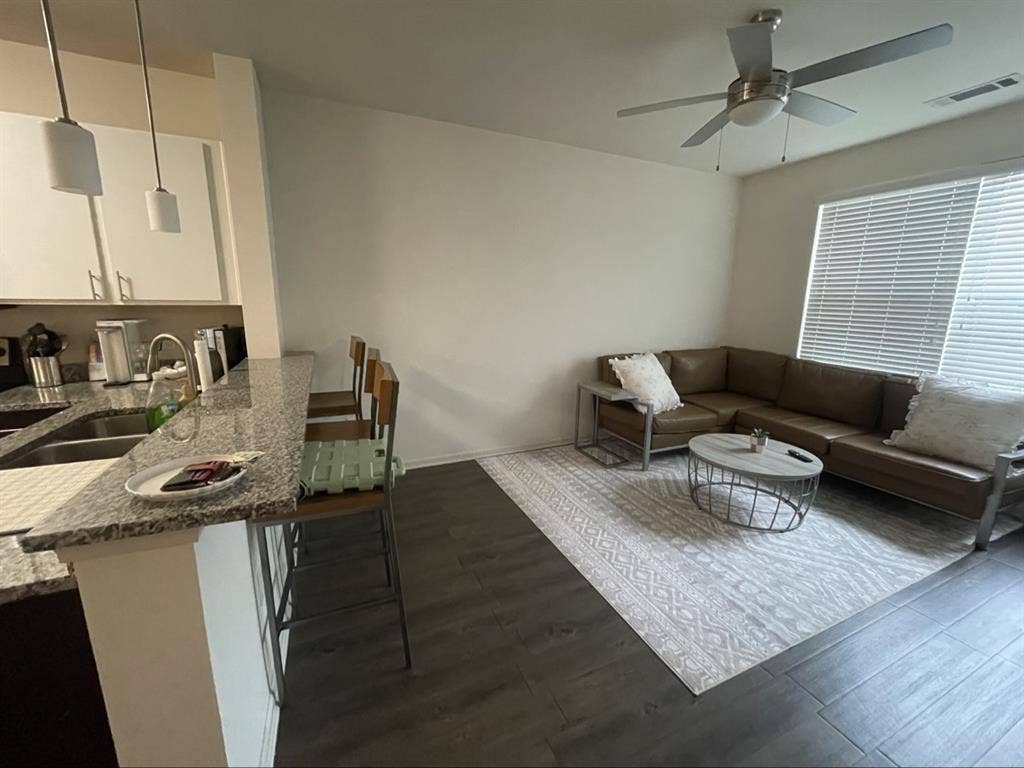 ROOM TO SUBLEASE. MOVE IN ASAP