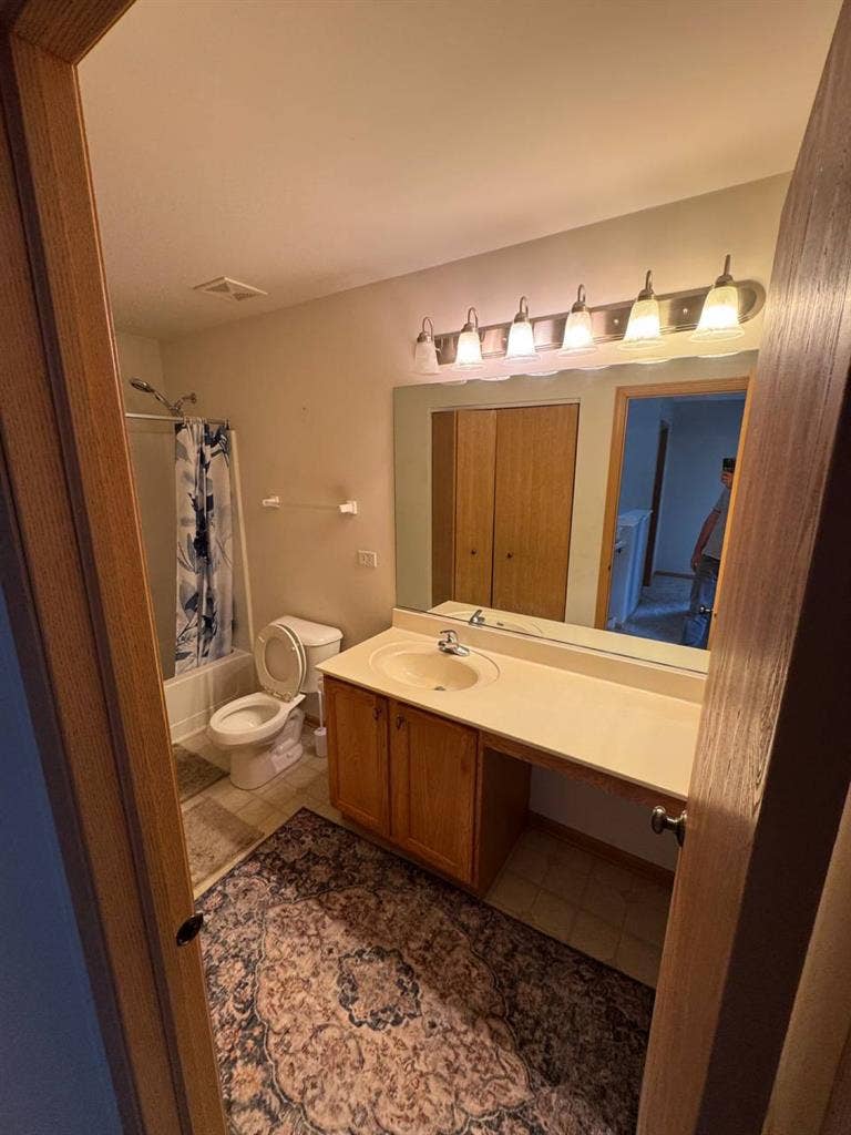Room for rent.900$(just for girls)