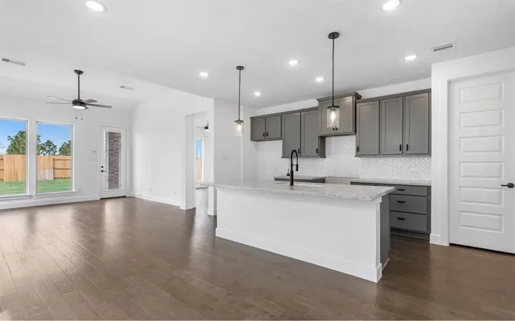 Room for rent in Elyson community