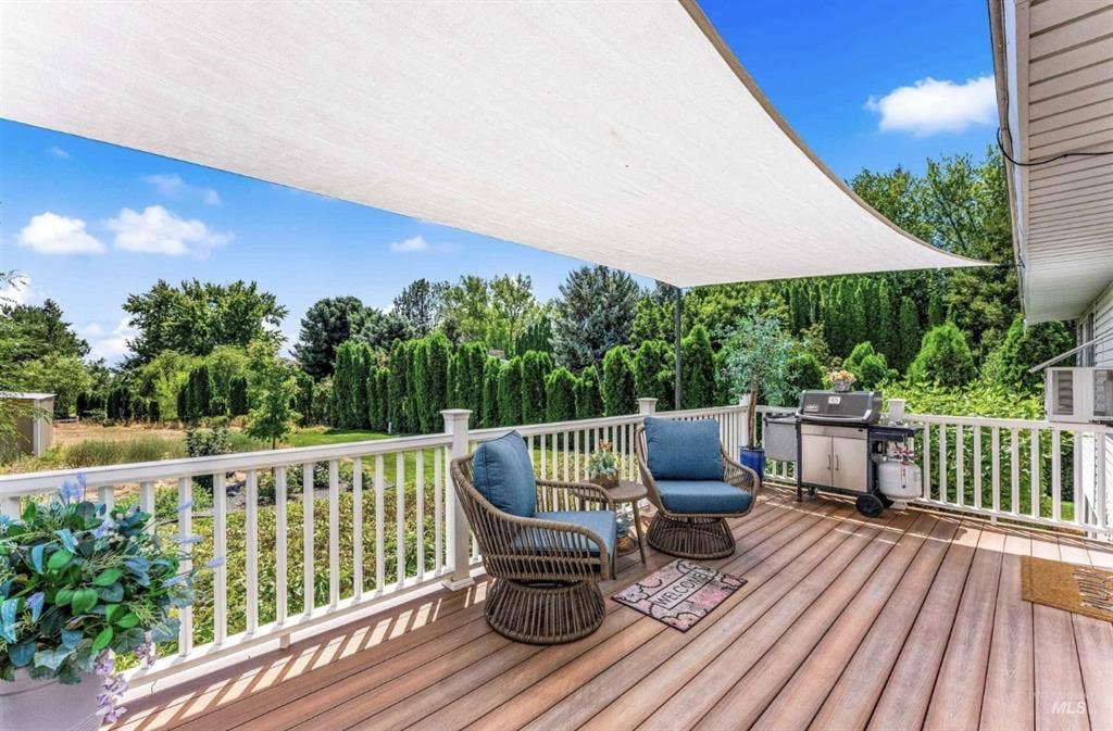 3 Bedroom Home on Large Lot!