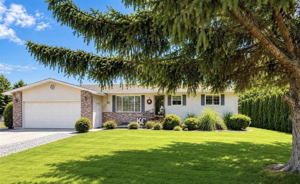 3 Bedroom Home on Large Lot!