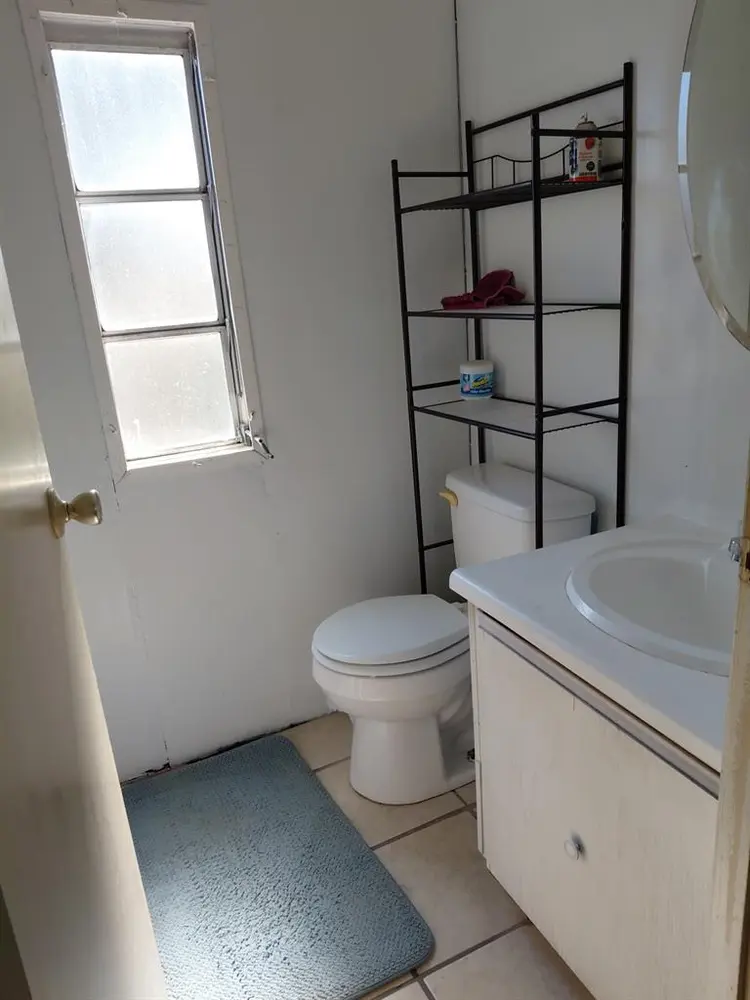 Rent a room. Renta un cuarto