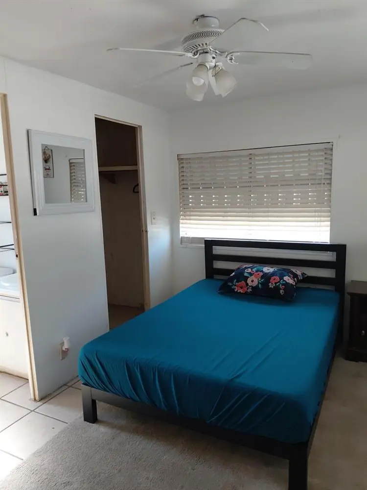 Rent a room. Renta un cuarto