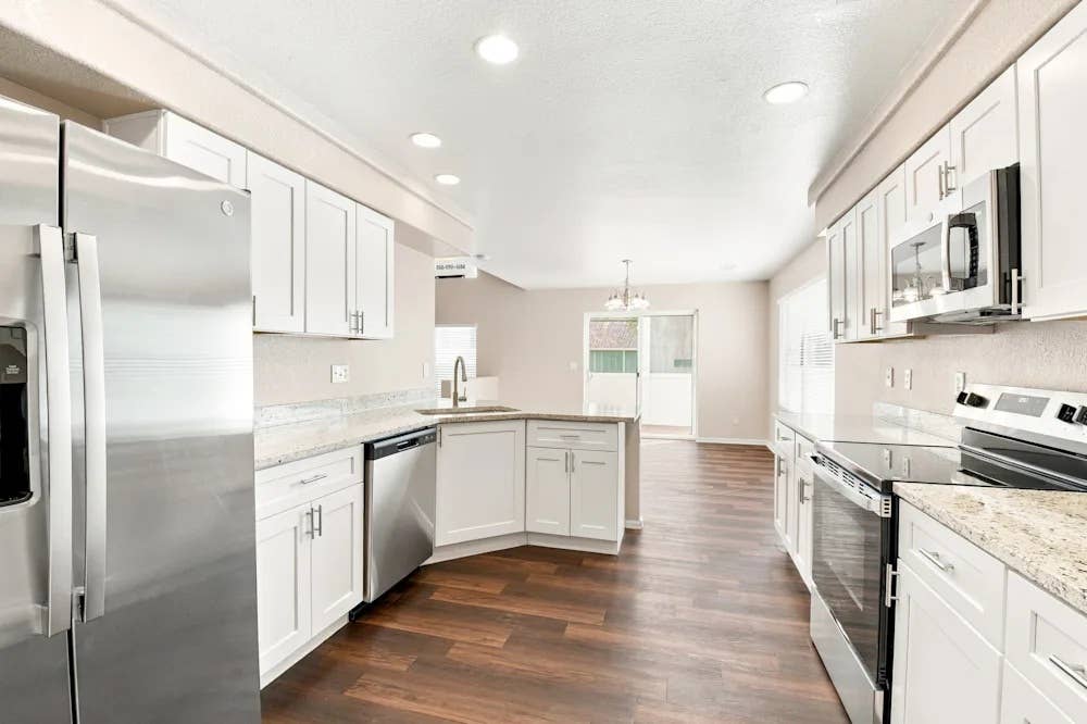 Master bedroom "Utilities included"